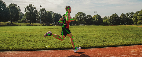 AI-powered keypoint and landmark annotation tracking a runner's body posture and movement using computer vision.